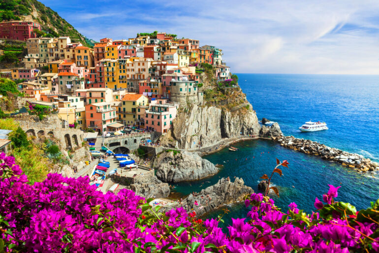 Vacanze di Agosto 2025: Boom di 18,1 milioni di italiani in viaggio e spesa record